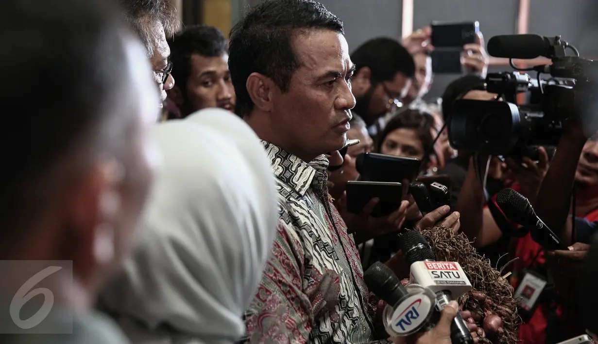 Menteri Pertanian Amran Sulaiman memberi keterangan usai meninjau pasokan bawang merah di Gudang Bulog, Jakarta, Senin (16/5). Bulog menyiapkan stok bawang merah 23.000 ton dari total kebutuhan 12.600 ton untuk Operasi Pasar. (Liputan6.com/Faizal Fanani)