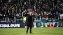 Manajer Manchester United, Jose Mourinho berselebrasi dengan meletakkan tangan di telinganya ke arah para pendukung Juventus pada akhir Matchday 4 Grup H Liga Champions di Allianz Stadium, Rabu (7/11). MU mengalahkan Juventus 1-2. (Marco BERTORELLO/AFP)