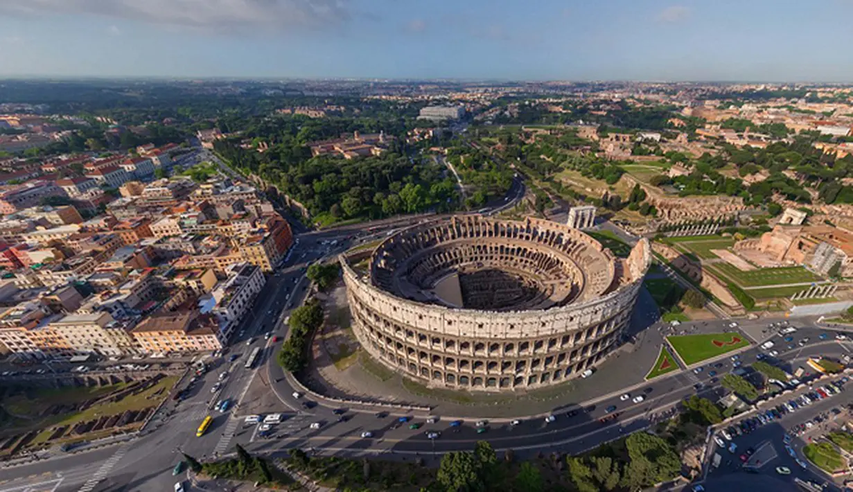 Komunitas fotografer drone asal Rusia, AirPano mengambil gambar panorama Colosseum, Roma, Italia. Colosseum dibuka pada tahun 80 dan memiliki kursi sekitar 50.OOO, Colosseum awalnya oleh tenda besar yang dimiliki oleh 240 tiang-tiang. (Dailymail)