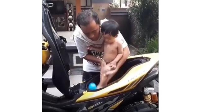 6 Kelakuan Lucu Orang Tua Pada Anak Ini Bikin Ketawa