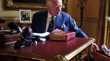 Raja Charles III di ruang kerjanya. (Foto: (Victoria Jones/PA via AP)