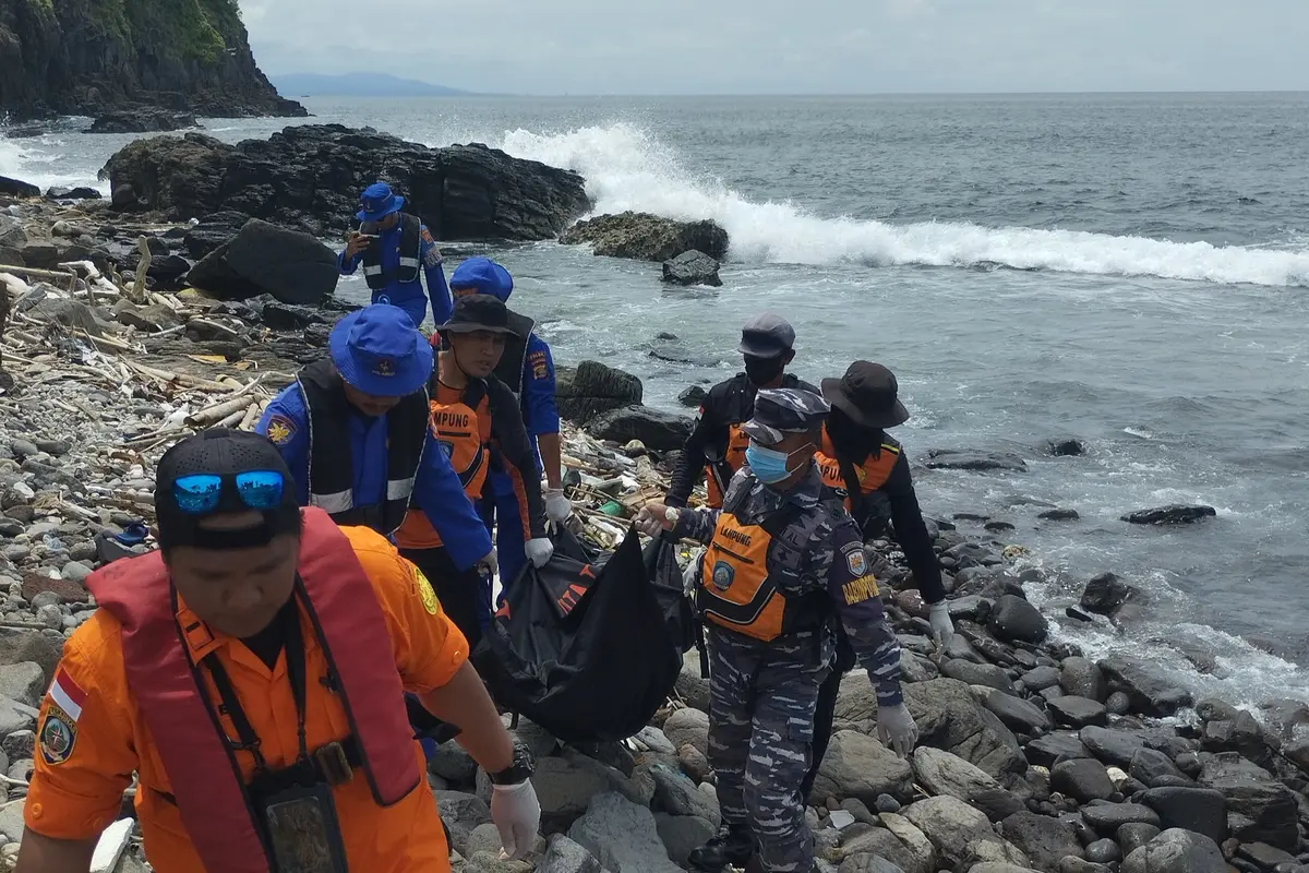 Proses evakuasi jasad penumpang KMP Dorothy yang melompat di perairan Lampung Selatan.