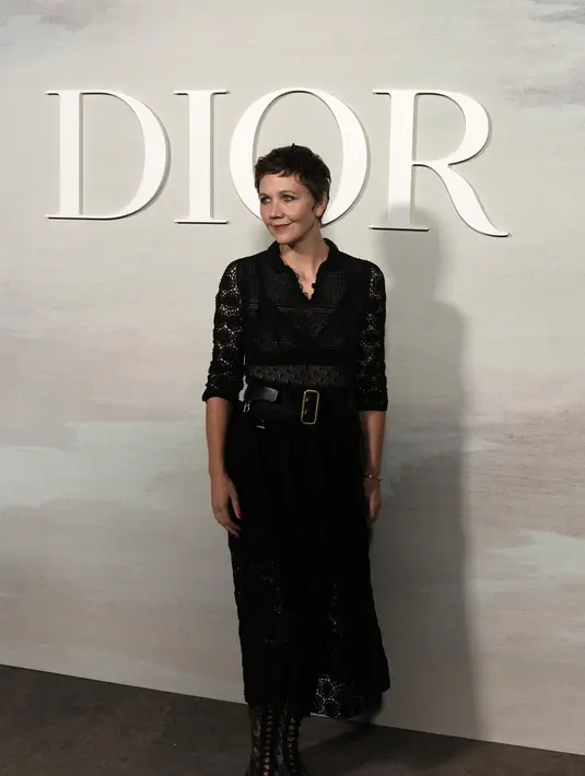 Maggie Gyllenhaal berpose di depan koleksi busana siap pakai Musim Semi/Musim Panas 2023 Dior yang disajikan di Paris, Selasa, 27 September 2022.  Maggie Gyllenhaal tampil dengan pakaian serba hitamnya, aktris berusia 44 tahun itu terlihat modis. (AP Photo/Francois Mori)