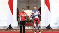 Presiden Joko Widodo bersama pembalap Moto2 dari tim Pertamina Mandalika SAG Team, Bo Bendsneyder, di Istana Negara, Rabu (16/2/2022). (Dok. Pertamina Mandalika SAG Team)