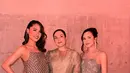 <p>Cinta Laura mengenakan long dress spaghetti strap warna silver dihiasi dengan beads. Sementara, Chelsea Islan mengenakan setelan warna coklat motif daun. [@bebytsabina]</p>