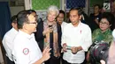 Presiden Joko Widodo dan Managing Director IMF Christine Lagarde berbincang dengan Dirut BPJS Fachmi Idris saat melihat fasilitas pelayanan Kartu Indonesia Sehat (KIS) di RSPP Jakarta, Senin (26/2). (Liputan6.com/Angga Yuniar)