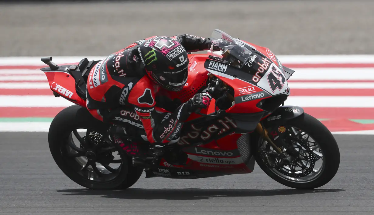 Pembalap Team Aruba.It Racing - Ducati Scott Redding dari Inggris melaju saat sesi latihan bebas pertama balapan World Superbike (WSBK) di Sirkuit Mandalika, Lombok Tengah, NTB, Jumat (19/11/2021). Gelaran balap WSBK Mandalika 2021 diikuti oleh 23 pembalap dari 12 tim. (AP Photo/Achmad Ibrahim)