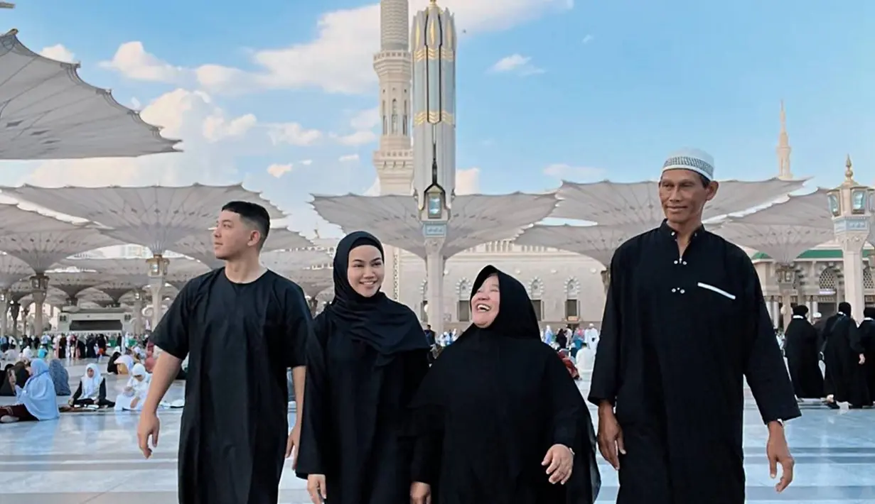Pada bulan-bulan seperti ini cukup banyak selebriti yang menjalani ibadah umrah, seperti yang dilakukan Yura Yunita bersama suami dan kedua orang tuanya. Beribadah ke Tanah Suci memang menjadi salah impian banyak umat muslim untuk bisa memanjatkan doa di dekat Kabah. (Liputan6.com/IG/@yurayunita)