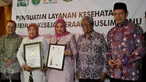 Menag Lukman Hakim Saifuddin menyaksikan pemberian piagam Muri atas pemecahan cuci darah terbanyak oleh Klinik Hemodialisis Muslimat NU, Jakarta, Minggu (10/1/2016). (Liputan6.com/Johan Tallo)