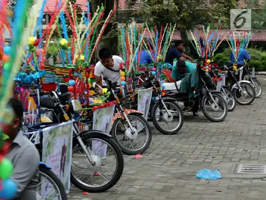 Puluhan Betor (becak motor) sedang dihias di depan kantor Dinas Perhubungan, Medan, Sumatera Utara, Sabtu (25/11). Rencananya betor ini akan dipakai saat kirab budaya ngunduh mantu Kahiyang-Bobby. (Liputan6.com/Endang Mulyana)