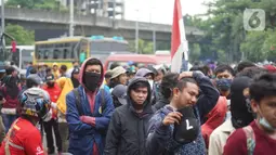 Massa aksi yang terdiri dari mahasiswa, buruh serta pelajar berkumpul di sekitar Tugu Proklamasi, Jakarta, Kamis (8/10/2020). Massa aksi bersiap menggelar unjuk rasa di Istana Negara untuk mengajukan protes atas disahkannya RUU Omnibus Law Cipta Kerja (Ciptaker). (Liputan6.com/Immanuel Antonius)