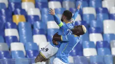 Penyerang Napoli Lorenzo Insigne berselebrasi dengan Victor Osimhen setelah mencetak gol ke gawang Legia Warsawa pada lanjutan Liga Europa di Stadion Diego Armando Maradona, Jumat (22/10/2021) dini hari WIB. Napoli sukses melibas Legia Warsawa dengan skor 3-0. (Alessandro Garofalo/LaPresse via AP)