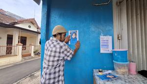 Ayah Mutiara menyebar foto putrinya yang hilang (Foto: Ardi Munthe/Liputan6.com)