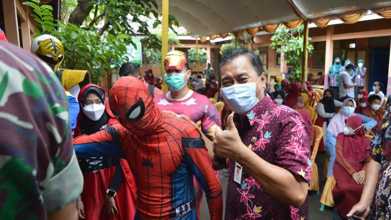Anak-anak di Jepara disuntik vaksin oleh vaksinator berkostum superhero. (Foto: Liputan6.com/Humas Pemprov Jateng)