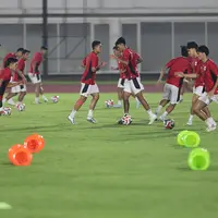 Jelang Hadapi Filipina di Piala AFF U-23 2025, Alex Pastoor Pantau Latihan Timnas Indonesia