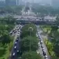 Sejak jam 7 pagi tadi lalu lintas di jalan-jalan menuju jalan protokol yang selama ini terkena aturan 3 in 1 sangat padat.