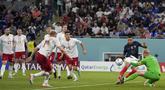 Kylian Mbappe sukses membuat dua gol ke gawang Denmark dalam pertandingan grup D Piala Dunia 2022  di Stadion 974, Doha, Minggu (27/11/2022) dini hari WIB. (AP Photo/Thanassis Stavrakis)