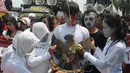 Seorang Demonstran membawa lambang burung Garuda saat aksi teatrikal di depan Istana Merdeka, Jakarta, Senin (16/2/2015). Aksi teatrikal untuk mendesak Presiden Jokowi untuk melantik Budi Gunawan sebagai kapolri. (Liputan6.com/Herman Zakharia).