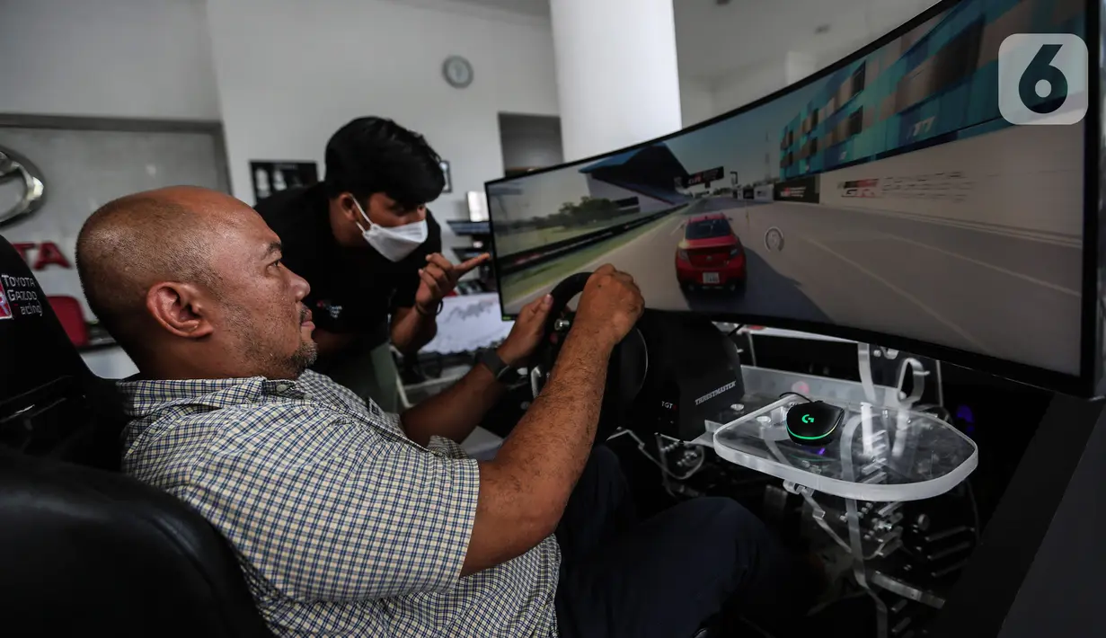 Pengunjung melakukan Test Drive mobil dengan sentuhan GAZOO Racing (GR) saat acara GR Zone Pertama di Cabang Auto2000 Tebet Saharjo, Jakarta, Rabu (7/12/2022). Auto2000 menghadirkan GR Zone untuk memberikan akses yang lebih dekat dan lebih mudah kepada masyarakat terhadap seluruh informasi dan excitement Toyota Gazoo Racing di Cabang Auto2000 Tebet Saharjo Jakarta. (Liputan6.com/Johan Tallo)