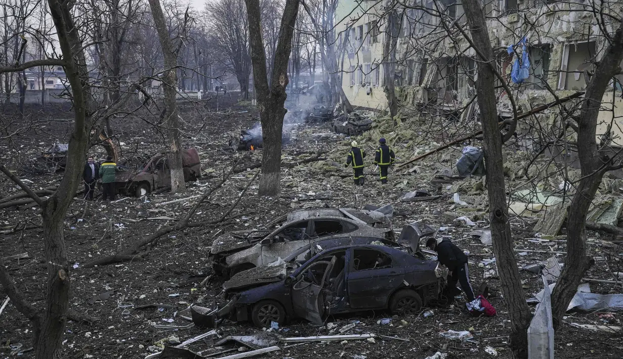 <p>Pekerja darurat Ukraina bekerja di rumah sakit bersalin yang rusak akibat serangan udara di Mariupol, Ukraina (9/2/2022). Serangan Rusia telah merusak parah sebuah rumah sakit bersalin di kota pelabuhan Mariupol yang terkepung, kata pejabat Ukraina. (AP Photo/Evgeniy Maloletka)</p>