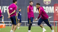 Trio lini depan Barcelona, Neymar (kanan), Lionel Messi (tengah) dan Luis Suarez (membelakangi kamera) melakoni latihan jelang laga kontra Deportivo La Coruna, Sabtu (14/5/2016). Hasil polling Bola.com menunjukkan El Barca layak menjadi juara La Liga musi