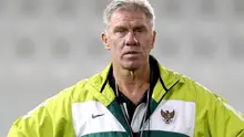 Wim Rijsbergen saat melatih Timnas Indonesia. (Bola.com/FIFA)