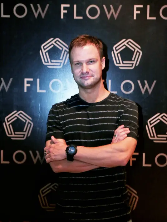 Bahkan disela-sela waktunya yang sibuk, Dash Berlin menyempatkan untuk menemui penyanyi kelahiran Bogor 34 tahun silam. (Adrian Putra/Bintang.com)