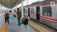 KRL berhenti di Stasiun Matraman, Jakarta, Jumat (17/6/2022). Direktorat Jenderal Perkeretaapian Kementerian Perhubungan, KAI Daop 1 Jakarta, dan KAI Commuter melakukan uji coba pengoperasian Stasiun Matraman yang berada di antara lintas Stasiun Manggarai dan Stasiun Jatinegara. (Liputan6.com/Herman Zakharia)
