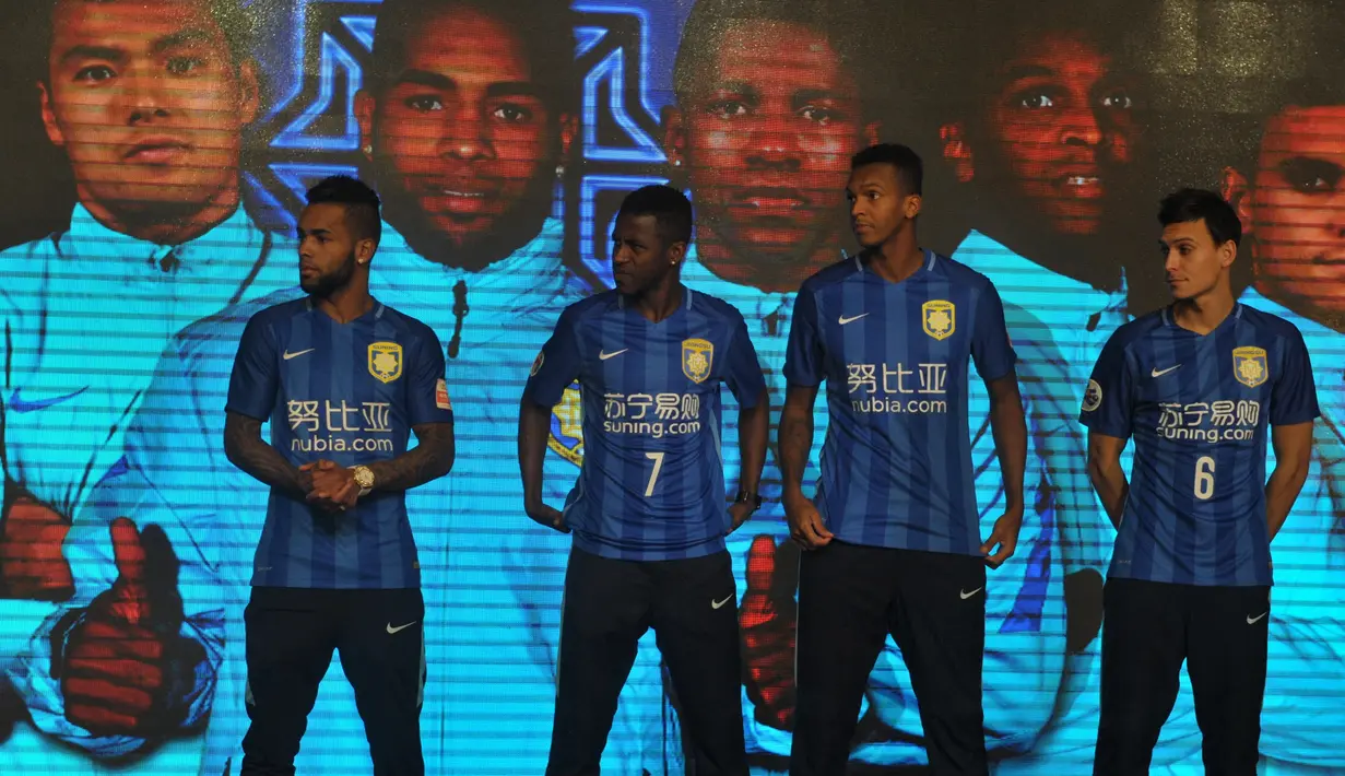 Pemain bola dunia seperti Alex Teixeira, Ramires, Jo dan Trent Sainsbury (ki-ka) saat diperkenalkan oleh tim Liga Super China Jiangsu Suning FC di Nanjing, Cina, (18/2). Panggung CSL 2016 mulai banyak kedatangan pemain top dunia.(REUTERS / Stringer)