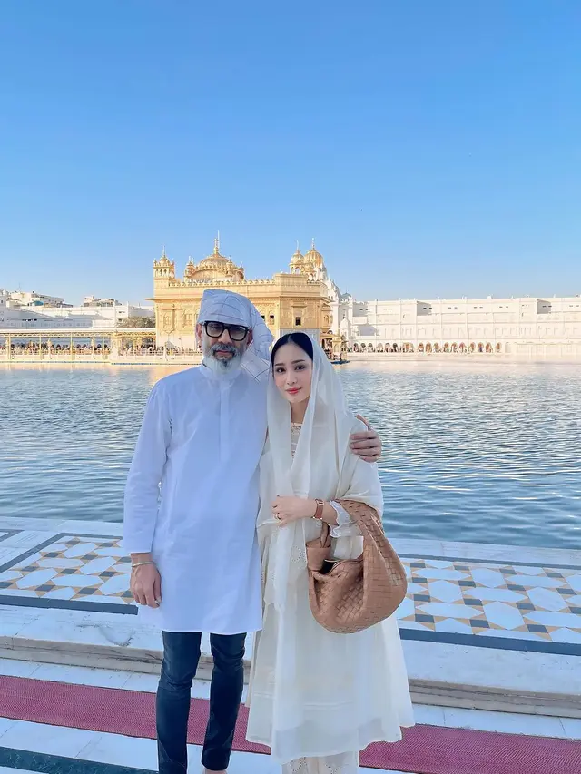 6 Potret Bunga Zainal dan Keluarga Mudik ke India, Jalani Ibadah Agama Sikh