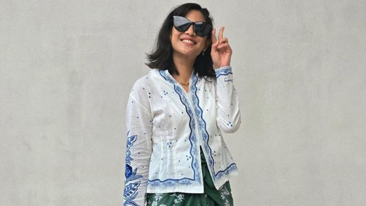 5 Potret Dian Sastro Cantik Kenakan Batik, Inspirasi Mix and Match Outfit Modern dan Tradisional