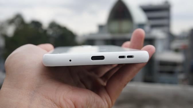 Kelengkapan Nokia 5.1 Plus, dilengkapi dengan port USB tipe C (/ Agustin Setyo W)