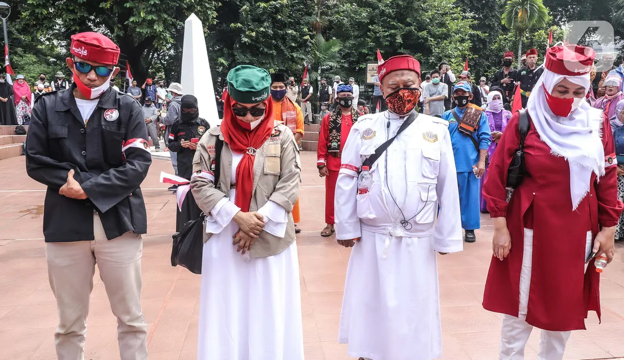 Sejumlah peserta saat mengikuti deklarasi Koalisi Aksi Menyelamatkan Indonesia (KAMI) di Tugu Proklamasi, Jakarta, Selasa (18/8/2020). Dalam deklarasi ini sejumlah tokoh  hadir dan ikut menjadi deklarator maklumat menyelamatkan Indonesia. (Liputan6.com/Faizal Fanani)