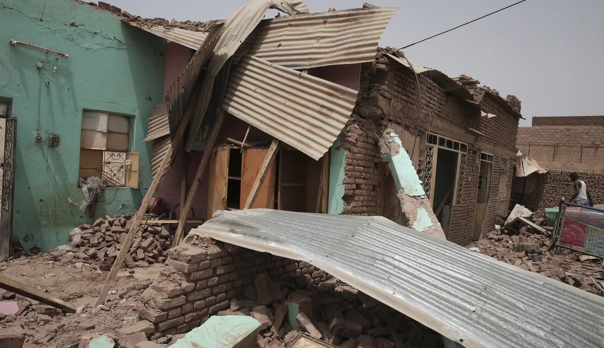 Rumah-rumah ini hancur setelah baku tembak antara Panglima militer Sudan Abdel Fattah al-Burhan  dengan wakilnya Mohamed Hamdan Daglo, yang memimpin Pasukan Dukungan Cepat paramiliter (RSF). (AP Photo/Marwan Ali)