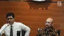 Wakil Ketua KPK, Laode M Syarif dan Anggota Pansel MK Mas Achmad Santosa memberikan keterangan usai melakukan pertemuan di gedung KPK, Jakarta, Senin (9/7). Pertemuan tersebut meminta masukan kreteria 9 nama calon hakim MK. (Merdeka.com/Dwi Narwoko)