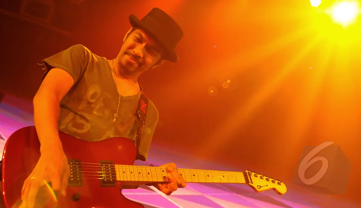 Aksi gitaris Slank, Ridho saat tampil di perayaan ulangtahun pertama Stage Empire di Colosseum Club, Jakarta, Jumat (3/4/2015). (Liputan6.com/Faisal R Syam) 