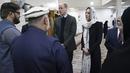 Pangeran William dan sang istri, Kate Middleton, mengunjungi Hayes Muslim Centre yang berada di London, Inggris, Kamis (9/3/2023). Dari foto-foto yang beredar, keduanya juga tampak melepas sepatu dan hanya mengenakan kaus kaki saat masuk ke lokasi. (Arthur Edwards/Pool Photo via AP)