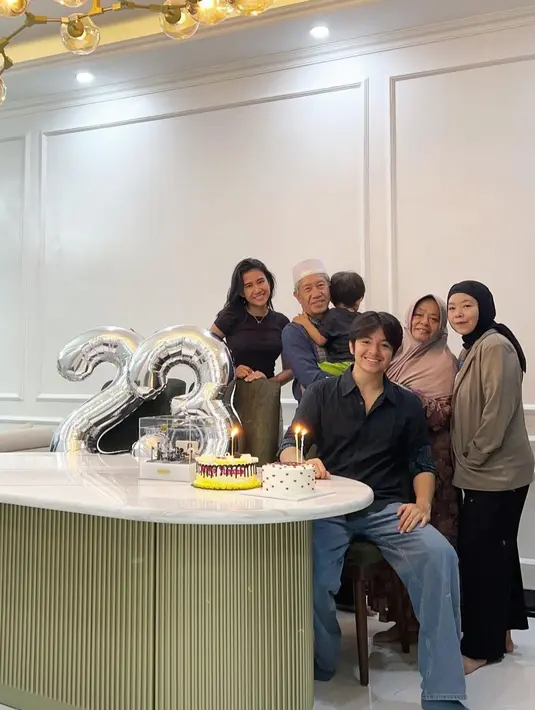 Sebelum makan malam romantis, Angga sempat merayakan ulang tahun bersama keluarga di rumah. Shenina Cinamon pun tak absen do momen tersebut. [Instagram/anggayunanda]