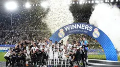 Para pemain Real Madrid merayakan dengan trofi setelah memenangkan pertandingan melawan Eintracht Frankfurt pada final Piala Super Eropa di Stadion Olimpiade Helsinki, Finlandia, Kamis (11/8/2022). Real Madrid menang atas Eintracht Frankfurt 2-0. (AP Photo/Sergei Grits)