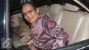 Gubernur Sulteng, Longki Djanggola memasuki mobil usai mengunjungi KPK, Jakarta, Senin (28/11). Longki ingin berkoordinasi dengan KPK terkait pencegahan korupsi pada izin usaha pertambangan (IUP). (Liputan6.com/Helmi Afandi)