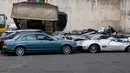 Buldoser melindas mobil mewah saat peringatan ulang tahun Biro Bea Cukai Filipina ke-116 di Metro Manila, Filipina, (6/2). Mobil-mobil ini nilainya mencapai 1,2 juta dolar AS tersebut dimusnahkan dengan cara dilindas buldoser. (AP Photo/Bullit Marquez)