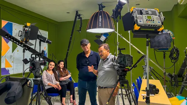 Para pemain dan kru film Surgar Daddy termasuk Barbie Kumalasari. (Foto: Dok. Koleksi Pribadi Ian Wibowo)