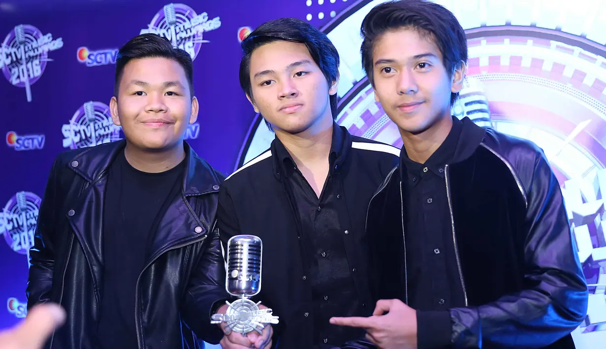 Para personel CJR pun mengucap rasa syukurnya karena telah berhasil meraih kemenangan di ajang musik tersebut. Tentunya, keberhasilan mereka tak lengkap jika tanpa dukungan keluarga. (Nurwahyunan/Bintang.com)