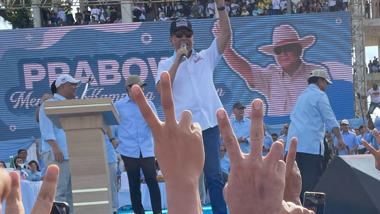 Momen Prabowo dan Wiranto Nyanyi Hibur Relawan di Minahasa