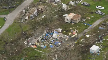Sisa-sisa rumah yang hancur terlihat setelah Badai Ida di Lafitte, La (6/9/2021). Badai Ida telah sepekan melanda Amerika Serikat (AS) yang mengakibatkan Kendaraan hingga bangunan seperti rumah hancur. (AP Photo/Matt Slocum)