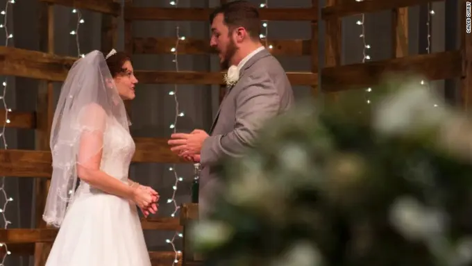 Kasihan, Dansa Pertama Pengantin Ini Terlaksana di Jalan Raya!