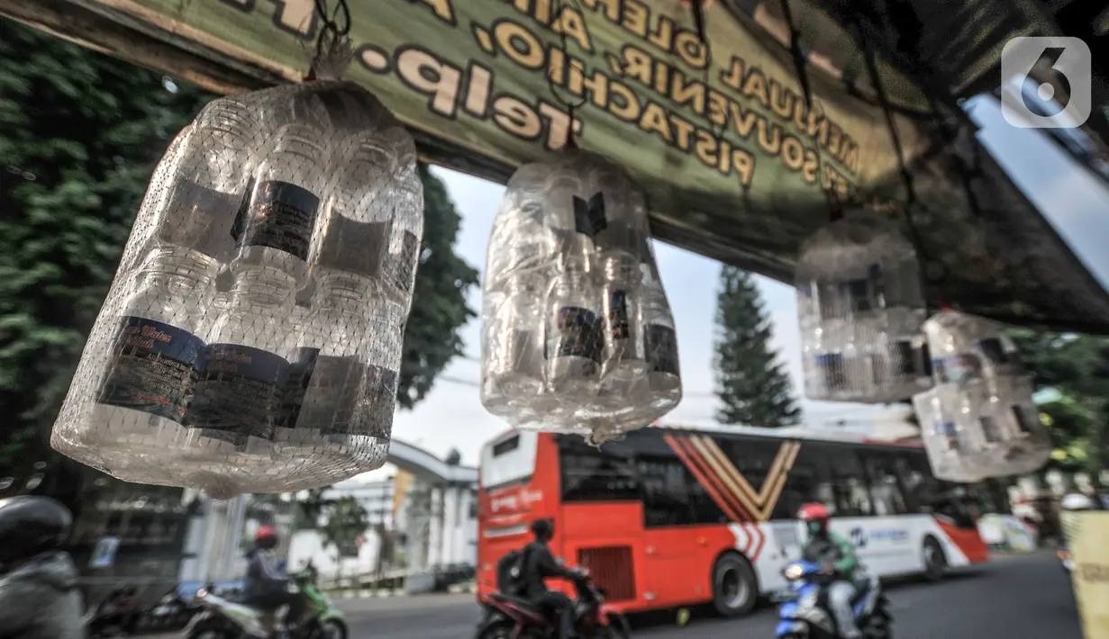 Sejumlah botol untuk air zamzam tergantung di depan toko oleh-oleh haji milik Budi di Jalan Raya Pondok Gede, Jakarta, Rabu (21/7/2021). (merdeka.com/Iqbal S. Nugroho)