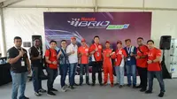 Alvin Bahar (keenam dari kiri) bersama tim Honda Racing Indonesia usai balapan ISSOM seri 7 di BSD City (istimewa)