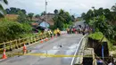 Petugas menutup Jembatan Cibaruyan yang ambrol di Kampung Sukahaji, Ciamis, Jawa Barat, Kamis (24/7/14). (ANTARA FOTO/Adeng Bustomi)