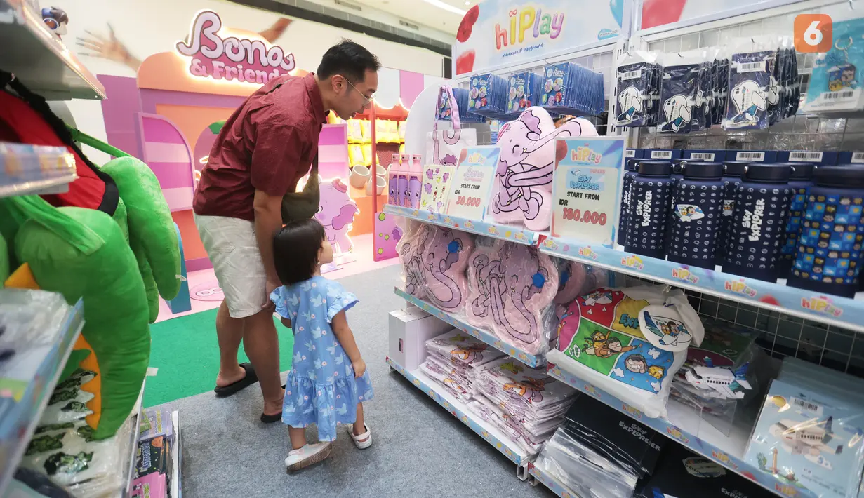 Pengunjung melihat lihat berbagai karakter di hIPlay Playground di Lippo Mall Puri, Jakarta. Kehadiran wahana interaktif tersebut menjadi bagian dari pengenalan sejumlah karakter dan cerita kekayaan intelektual (IP) lokal Indonesia kepada masyarakat. (KLY/Budy Santoso)